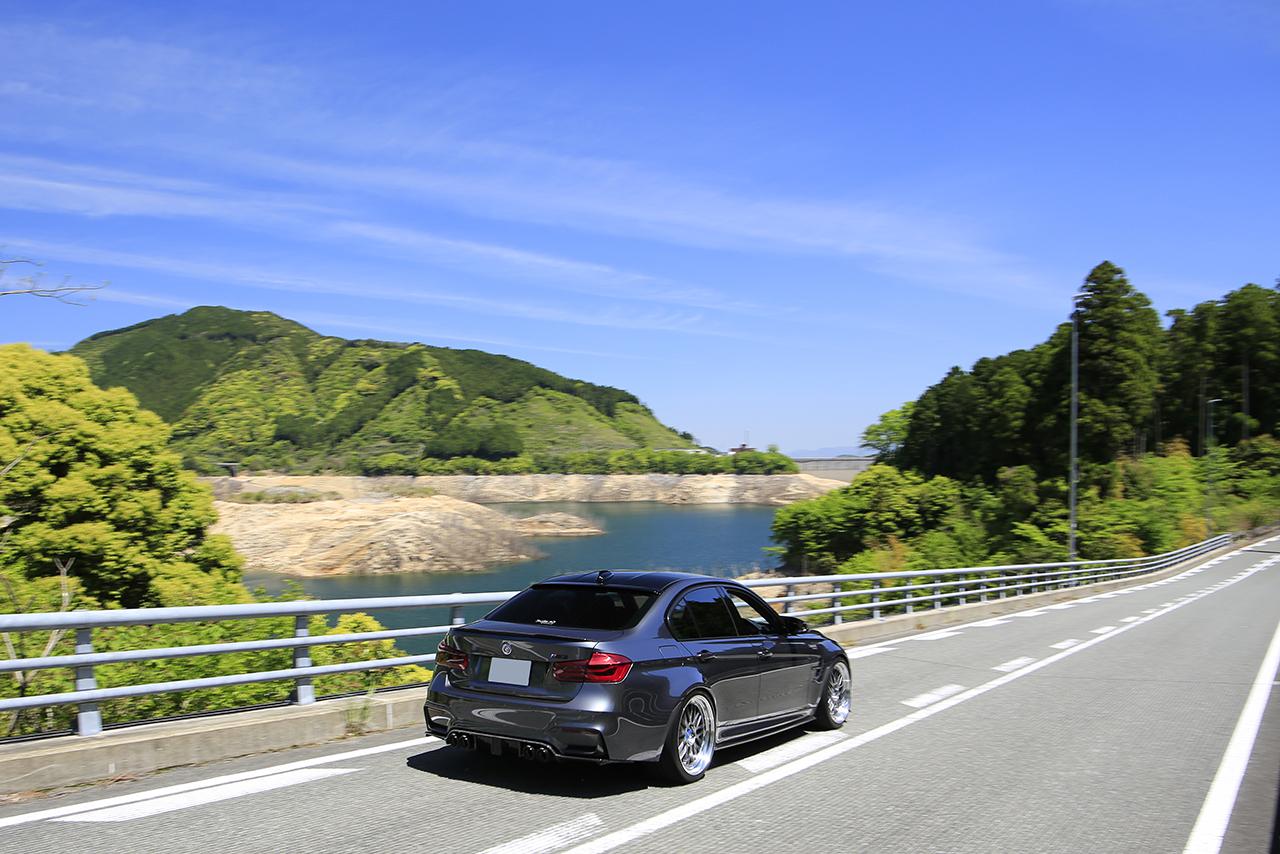 画像: 五ケ山ダムを眺めながら軽快に走るBMW M3