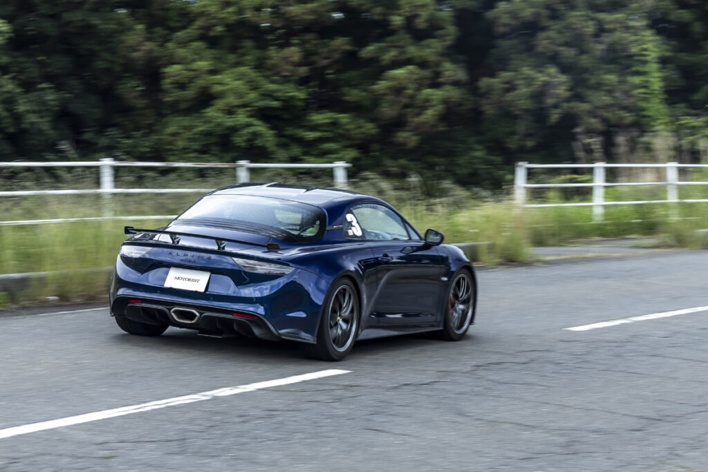 画像: サスペンションはKW V3を装着。車高は前後とも15mmほど低められ、精悍なスタイリングを構築している。
