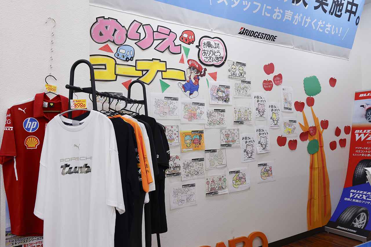 画像: 子ども向けに用意された店内のぬりえコーナー