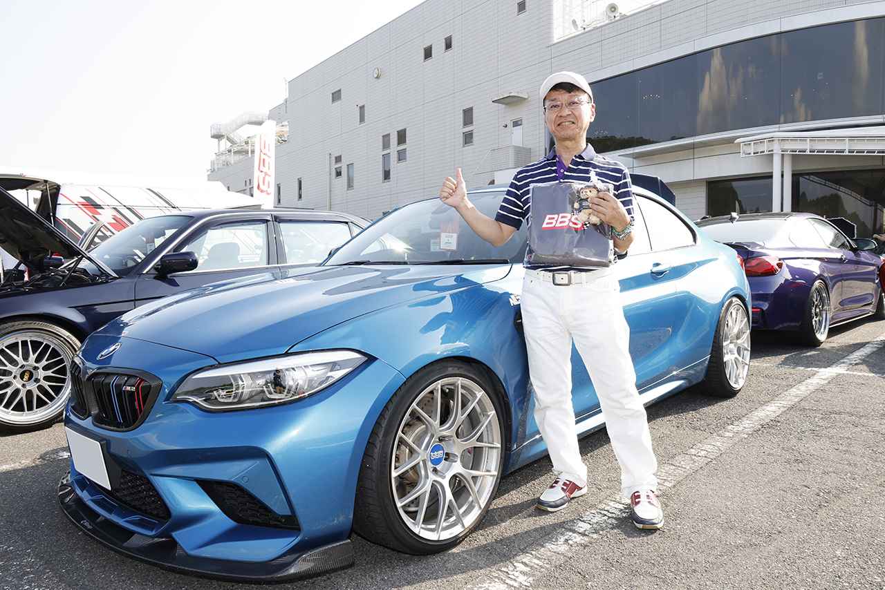 画像: M2クーペの足元を、シルバーとゴールドの競演で彩る野中剛実さん