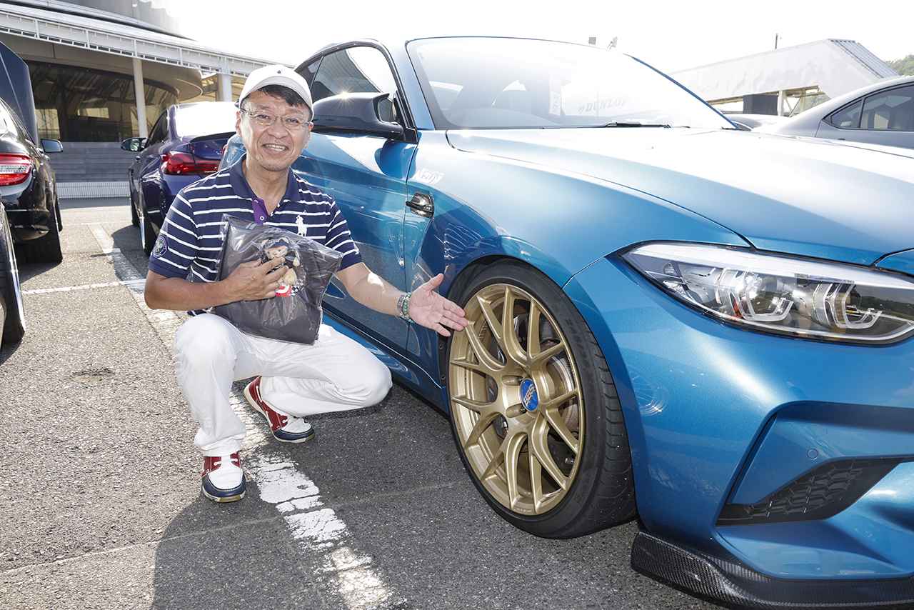 画像: 運転席側にセッティングされたのは、華やかな輝きで存在感を放つゴールドの「RE-V7」