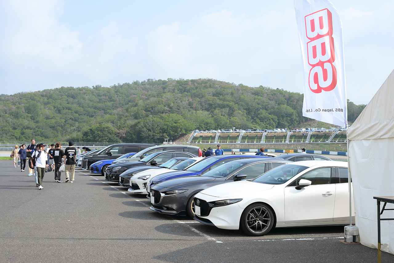 画像: 会場に集結したBBS TANZO CLUB会員の愛車。一台一台の足元には、オーナーが選び抜いたこだわりのホイールが収められている