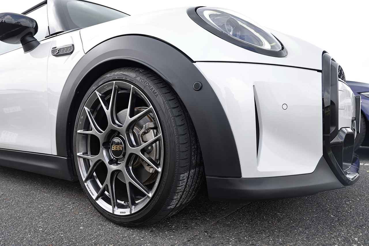 画像: 「本当はもっと攻めたサイズにしたかった（笑）」と明かすも、バランスの良さが光る足元の仕上がり