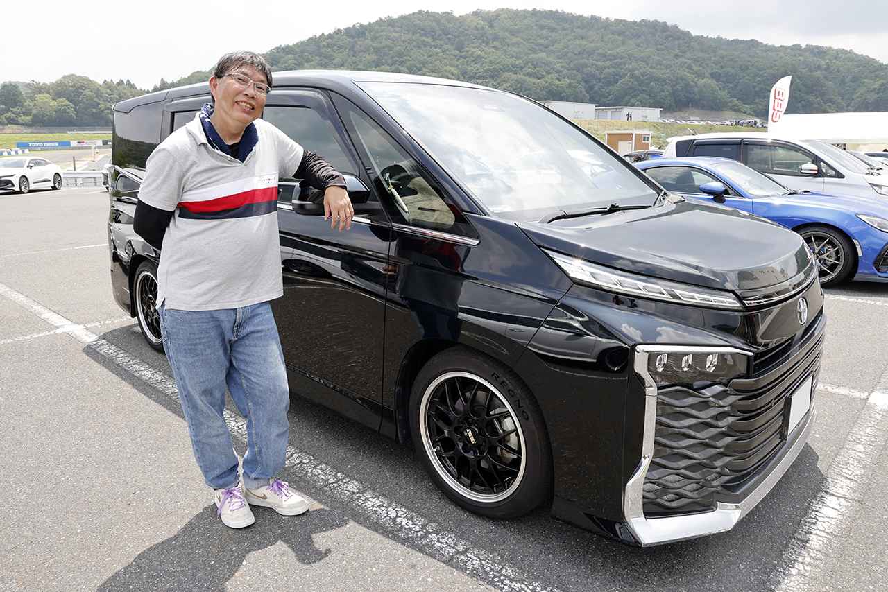画像: 他のオーナーの愛車を眺めるうちに「次はどのBBSにしようか」と目移り。笑顔でホイール変更を決意していた渡辺さん（大阪府）