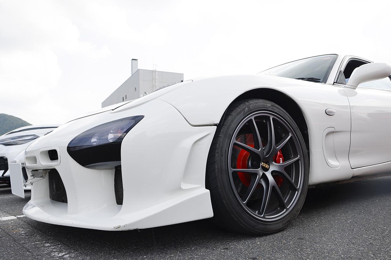 画像: RX-7（FD3S）の鮮やかなキャリパーを引き立てる、マットグレーの「RI-A」