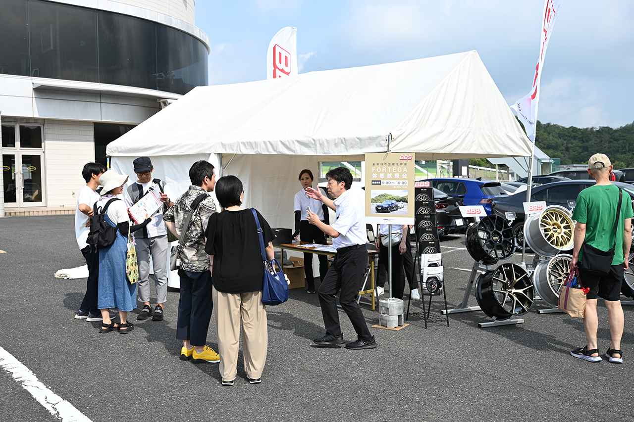 画像: 多彩なホイールが並ぶBBSブースには、一般のカーファンも多く訪れ、思い思いに展示を楽しんでいた
