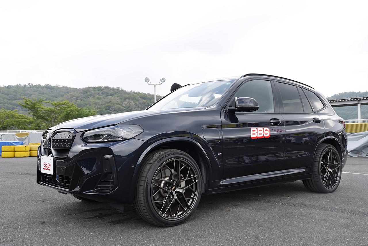 画像: 試乗車として選ばれたのは、BMWのEV「iX3」。最新モデル「FL」の21インチ装着車と純正20インチ装着車の2台が用意された