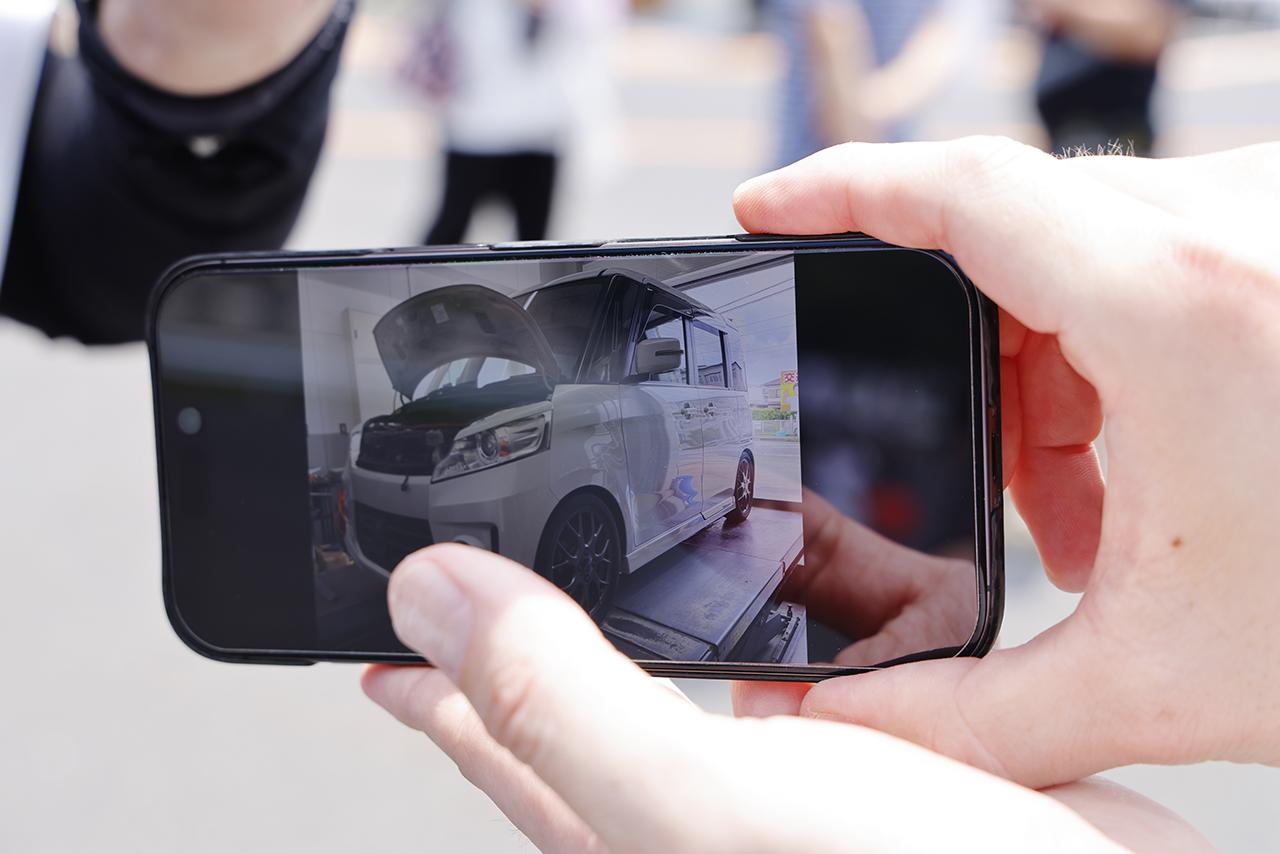 画像: 奥様の愛車スペーシアを見ながら、笑顔でクルマ談義に花を咲かせるお二人