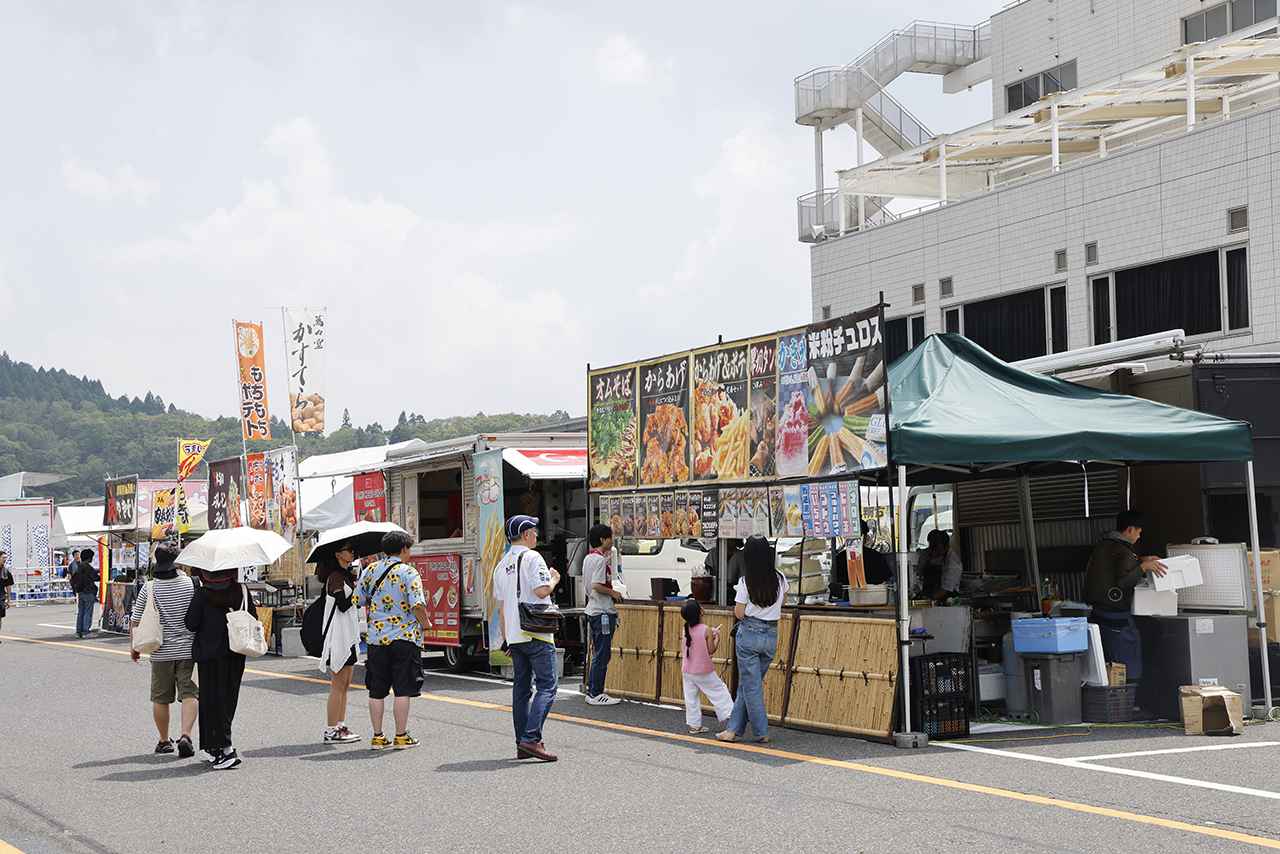 画像: 多彩なメニューが揃い、来場者のお腹を満たした飲食ブースエリア