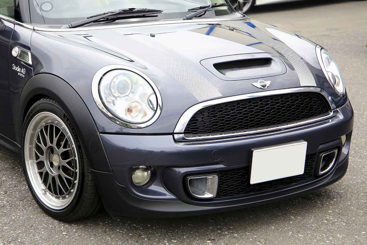 画像: MINIらしい遊び心を感じさせるボンネットストライプ