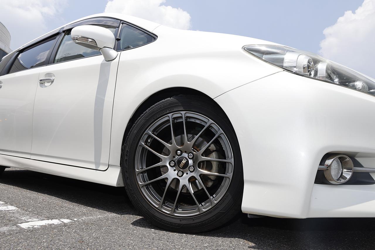 画像: 5年前に装着されて以来、愛車の足元で変わらぬ美しさを放ち続ける「RE-L2」