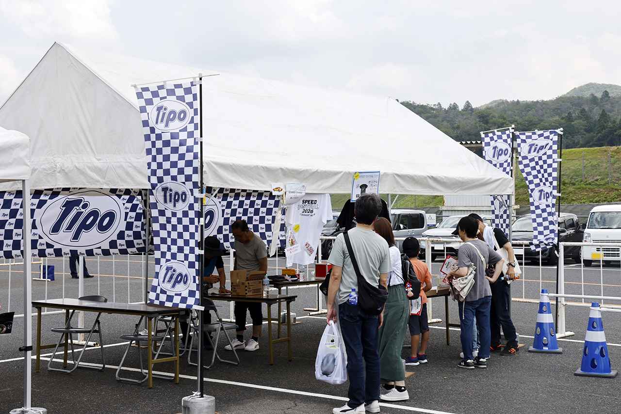 画像: 各出展ブースではオリジナルグッズの販売などが行われ、買い物を楽しむ来場者で賑わった