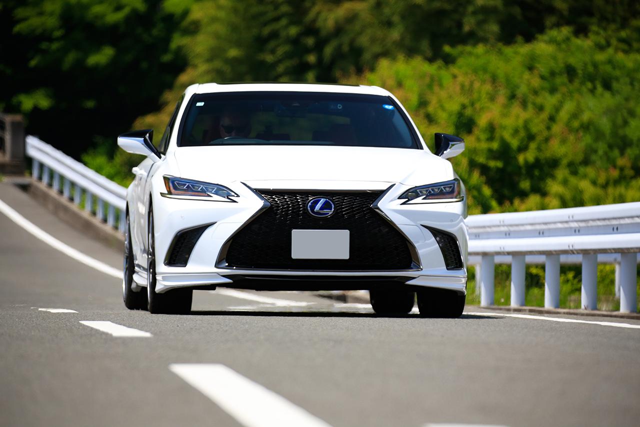 画像: 毎週のロングドライブをともにする、現在の愛車レクサスES