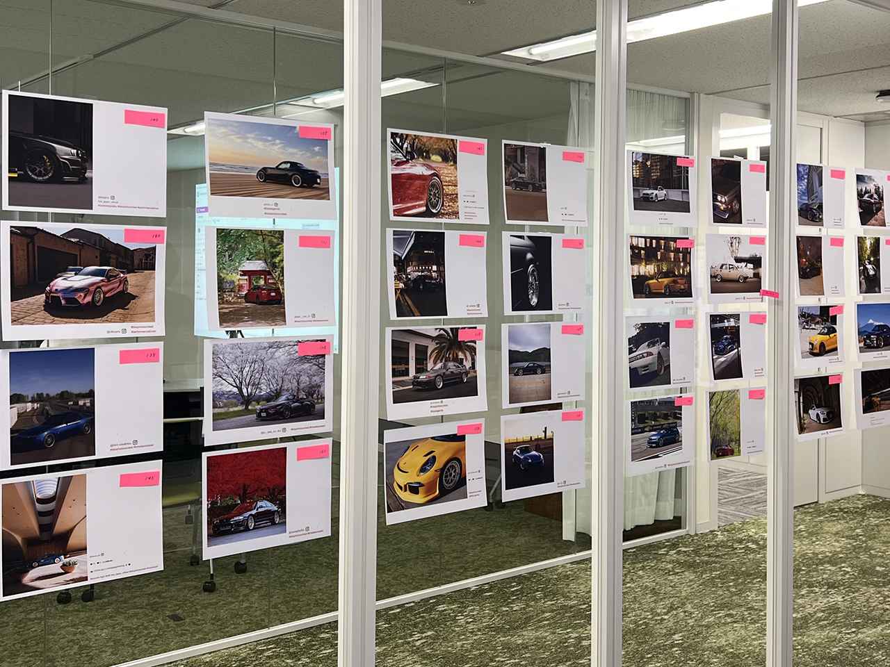 画像: 国内外から寄せられた作品を前に、BBS社内で行われた最終選考の様子