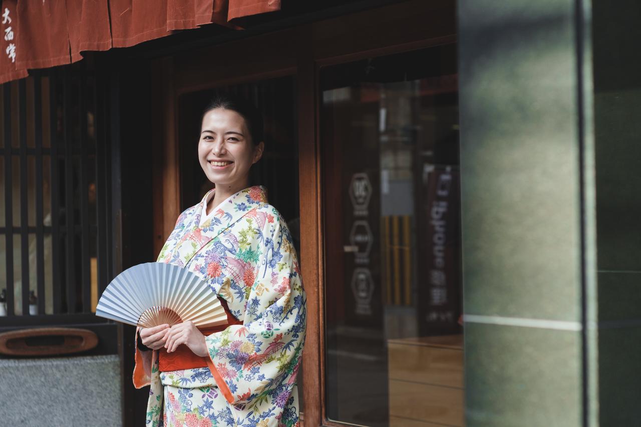 老舗扇子屋の女将が見つけた“素のわたし”。京都の伝統をつなぐ大西里枝さんの完璧を求めない姿 - MIMOSA MAGAZINE（ミモザマガジン）