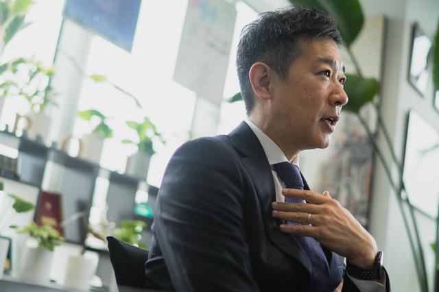 開け放った扉から一人ひとりを見つめる。“満足度100%”の組織の