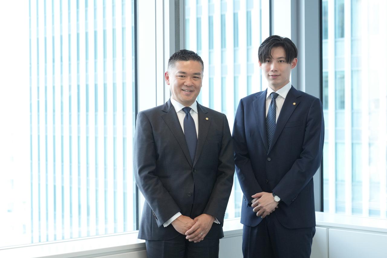 画像: ▲2025年からライフプランナーとして働いている長男の大晟さん(右)と