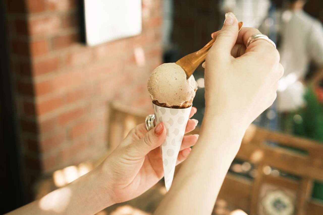 画像: ▲その時々のロスした野菜・果物を使ったクラフトアイス。「枝豆」「カルダモンヨーグルト」といった変わり種も多く並ぶ