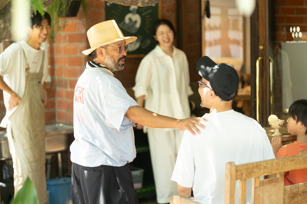 画像: ▲「micotoya house」で日常的に繰り広げられる、スタッフとお客さまとのフラットな会話。この日もお客さまとの会話に、たくさんの笑顔が実っていた