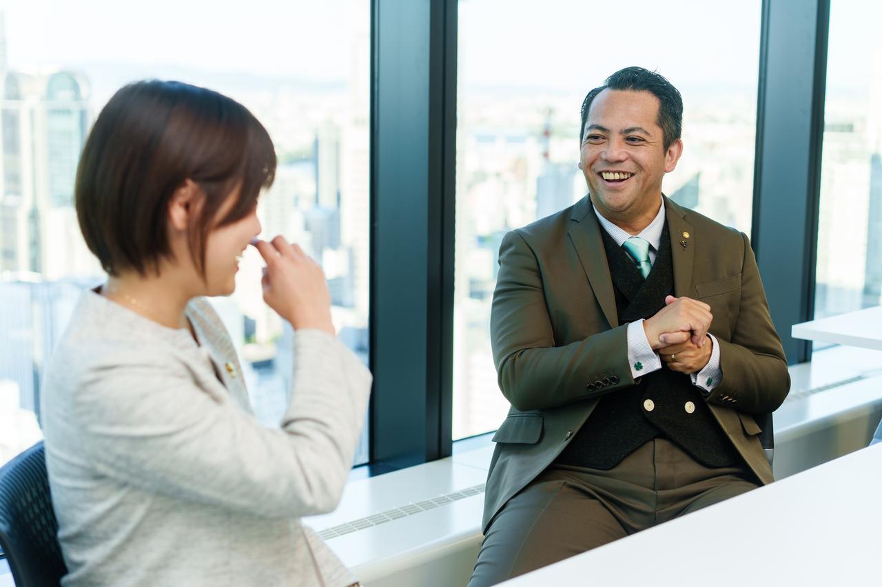 画像: ▲大塚さんと談笑する彌山岳寛支社長(右)