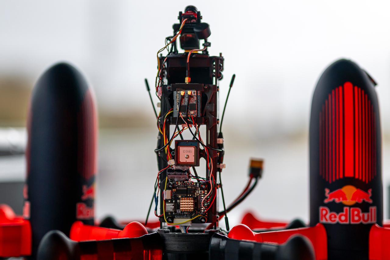 レッドブルが世界最速ドローンを開発、圧倒的な機動性でF1マシンを追従