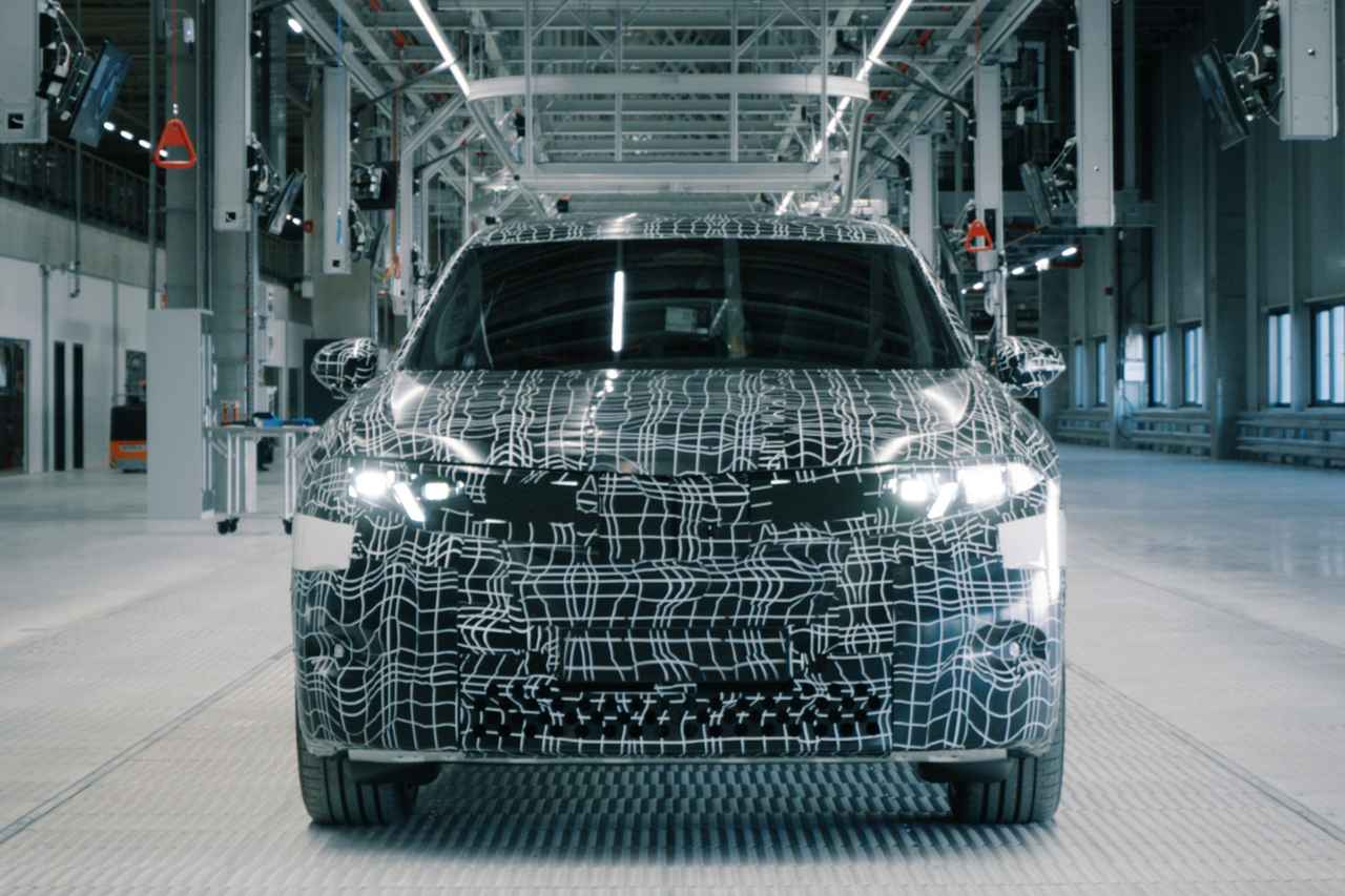 BMWの次世代EVシリーズ第1弾はiX3か。量産試作車両がラインオフし