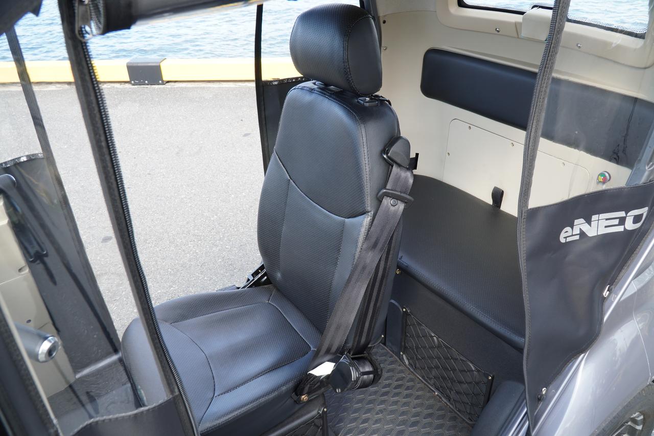 画像: センターシートレイアウトの運転席と後部座席(2人乗り)を備える。