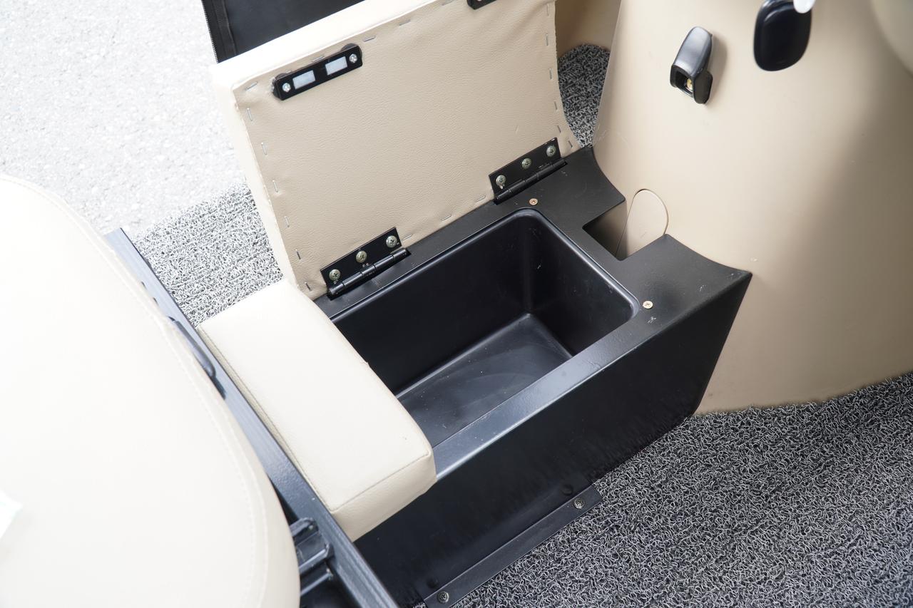 画像: ハンドルと運転席の間にあるセンタートンネルみたいなスペースにちょっとした小物を入れられる。