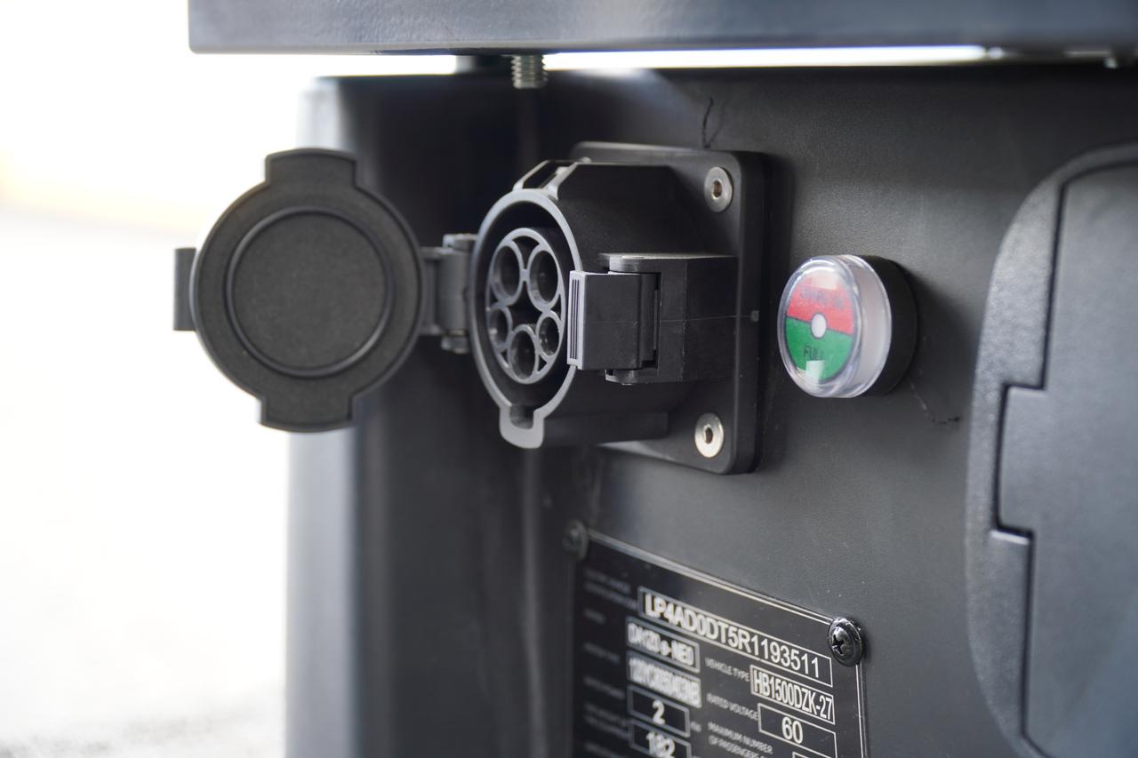 画像: 充電口と充電状況のインジケーター