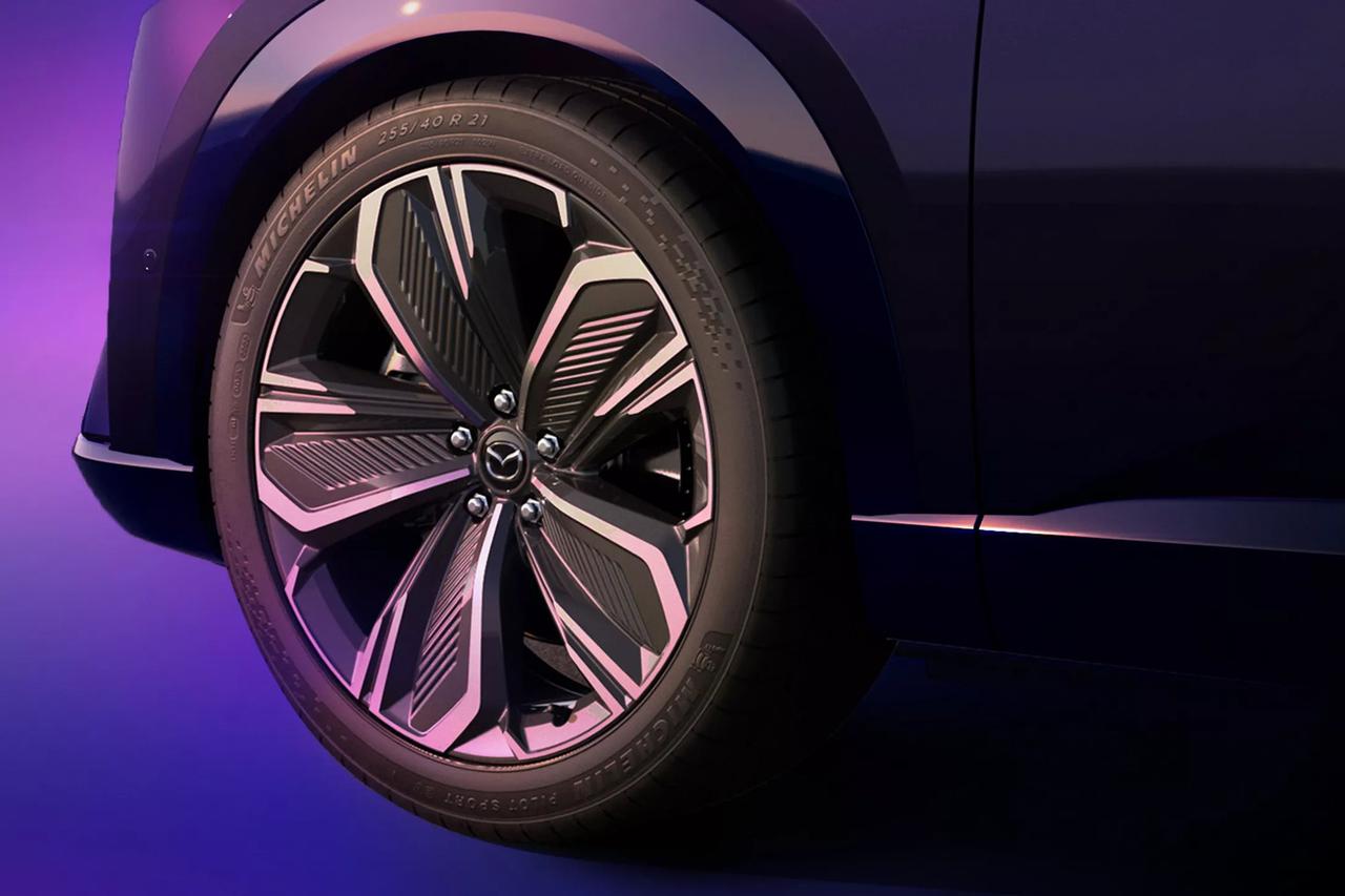 画像: タイヤサイズは255／40R21。EZ-6（245／45R19）よりもふた回りほど大きい。