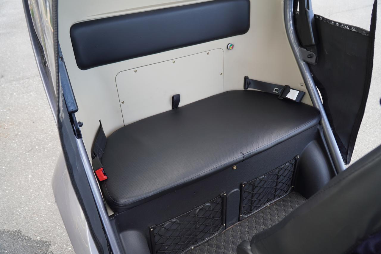 画像: 後部座席のシートベルトは1本を共有するタイプ。荷物を押さえる「ひも」として使うにはぴったりだ。