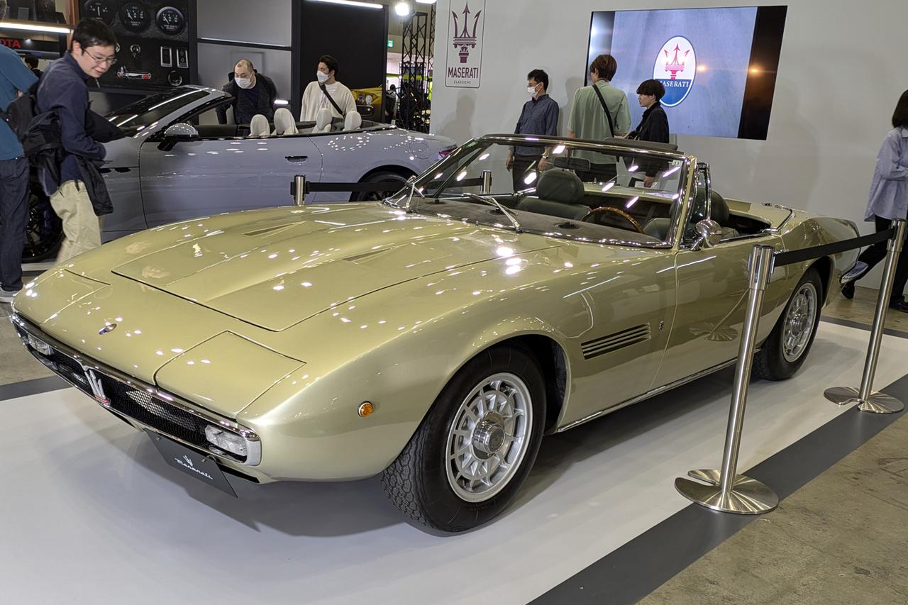 画像: マセラティジャパンは、マエストロがギア在籍時代にデザインした名車「マセラティ ギブリ」を展示。