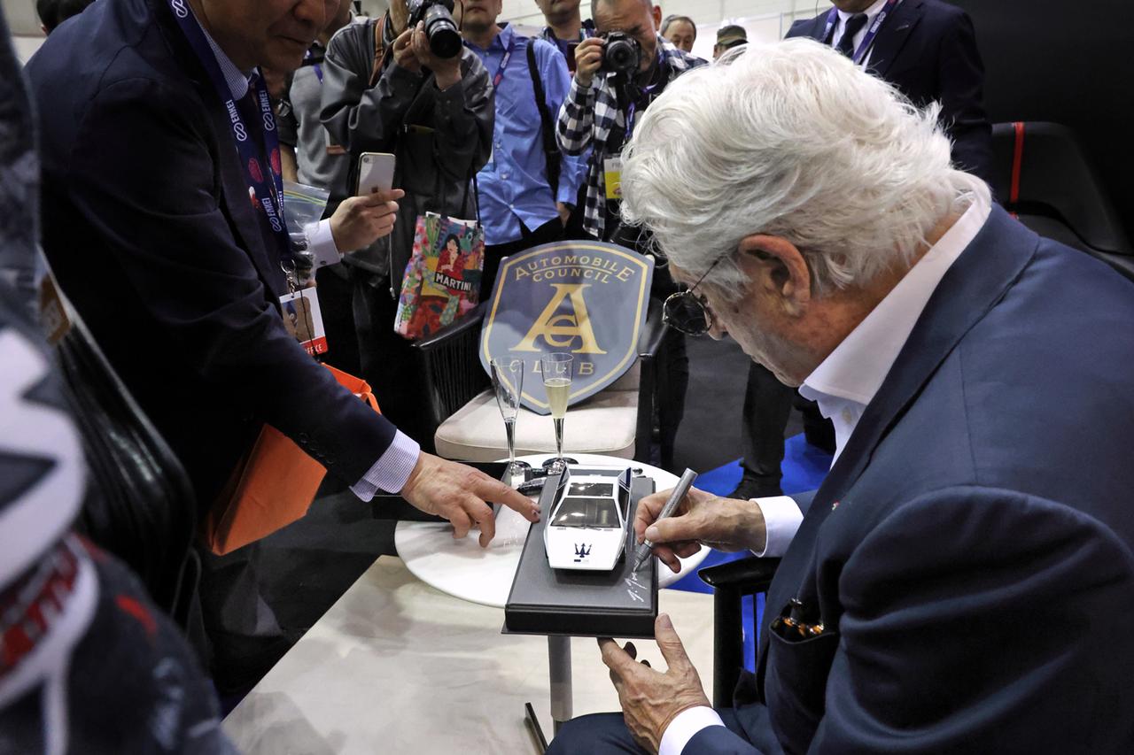 画像2: トークショーは連日大盛況で、マエストロも感無量の様子だった。 写真：荒川正幸