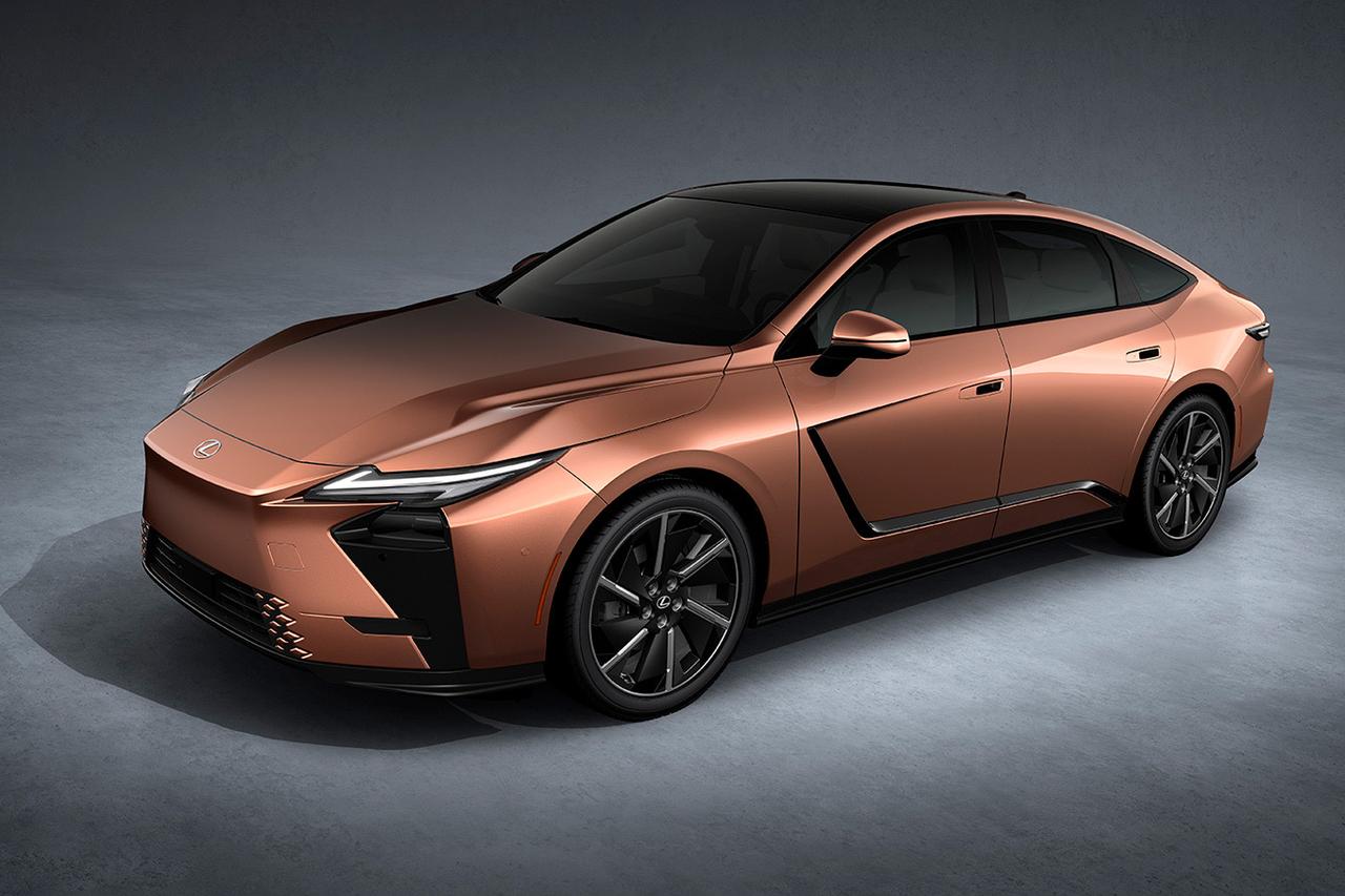 画像: 上海にレクサス工場を建設するトヨタ自動車は「レクサス ES」（写真）を、マツダは長安汽車と開発した「EZ-60」を発表した。