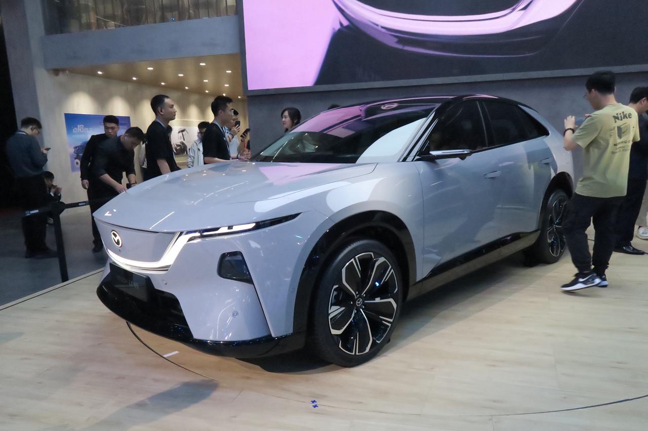 画像: 上海にレクサス工場を建設するトヨタ自動車は「レクサス ES」を、マツダは長安汽車と開発した「EZ-60」（写真）を発表した。