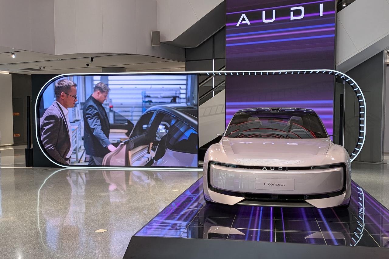 画像: Audi E5スポーツバックと上海汽車本社ビル1階にあるアウディのHouse of Progress（写真）。今後「Four Letter Audi」と「Four Rings Audi」の2本立になるという。