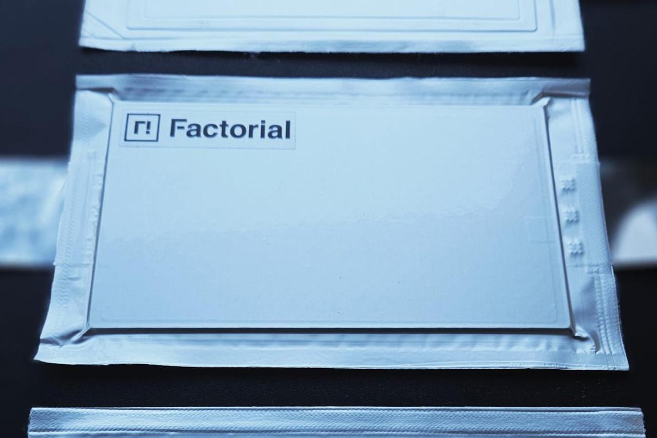 画像: ファクトリアル社とメルセデス・ベンツが共同開発した全固体電池セルは「Solstice」と名付けられた。