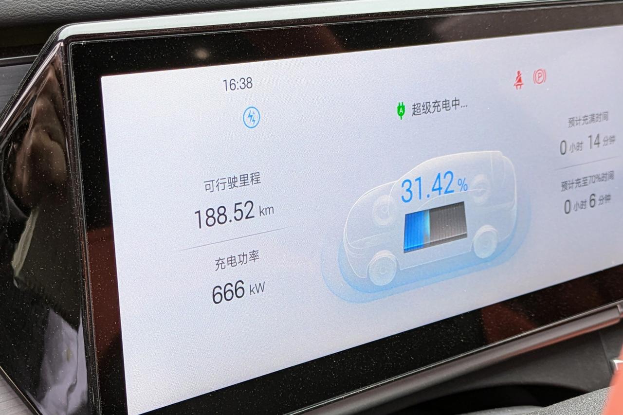 画像2: 運転席のディスプレイに表示される充電情報。出力666kWで充電しており、6分で70％充電予定と表示されている。