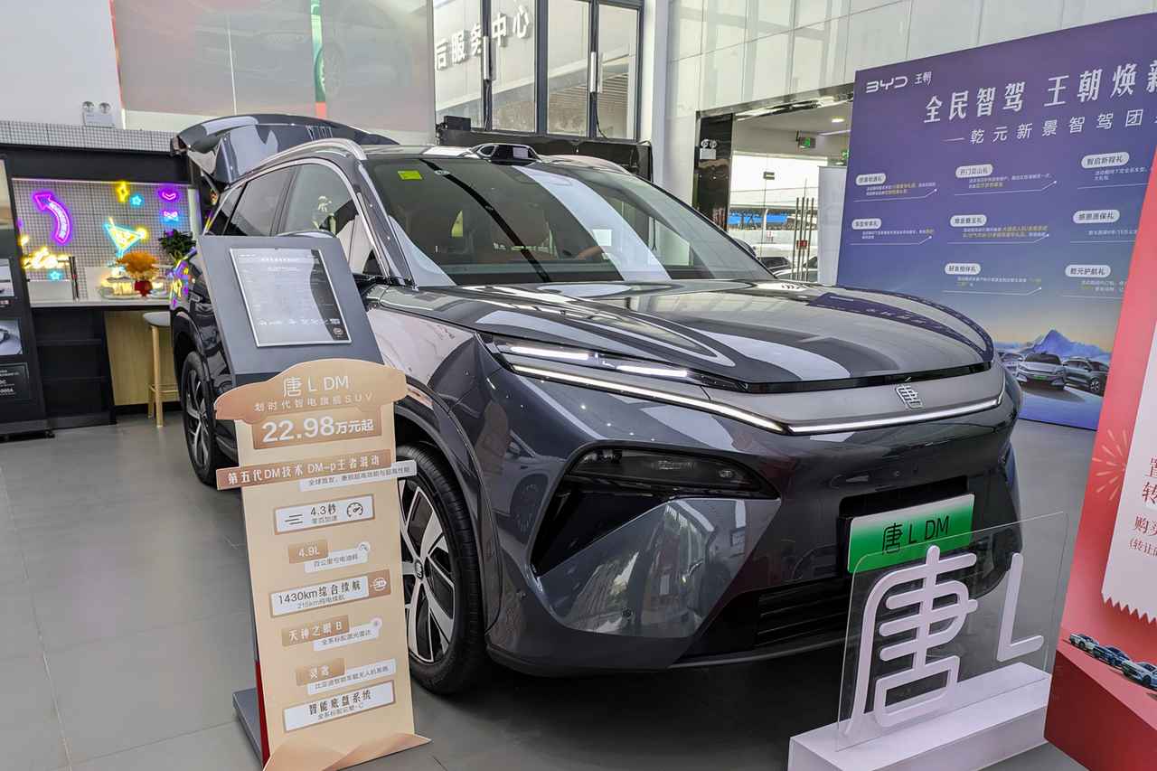 画像2: 価格を訴求する店内。「タン（唐）」はBYDブランドの最上級車種で価格も20万元（400万円）を超える。