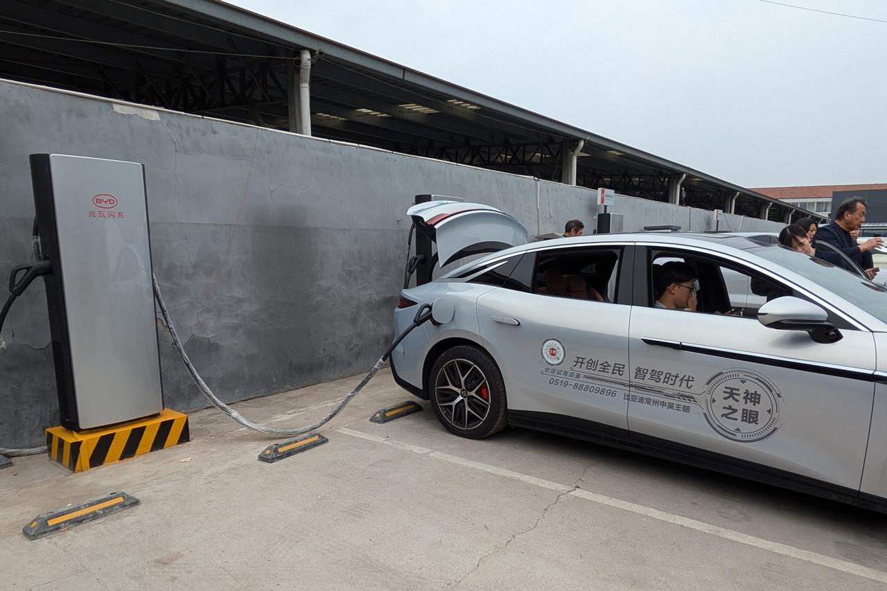 画像2: 「油電同速」の超急速充電のデモは、フロントガラス上端にライダー（LiDAR）を備えた「天神之眼B」を搭載するBYD「ハン（漢）」で実施。