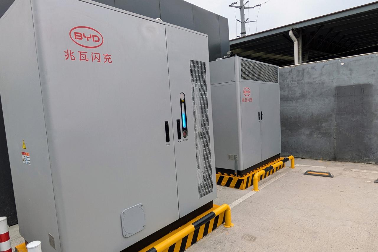 画像: 1台1350kWh容量の自社製蓄電池を2台設置する。