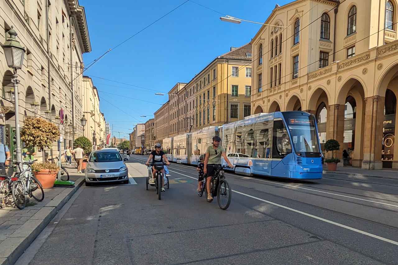 画像: ミュンヘン中心街の道路では歩行者や自転車が優先され、トラムが走る。EVは都市の騒音を減らすことにも貢献する。