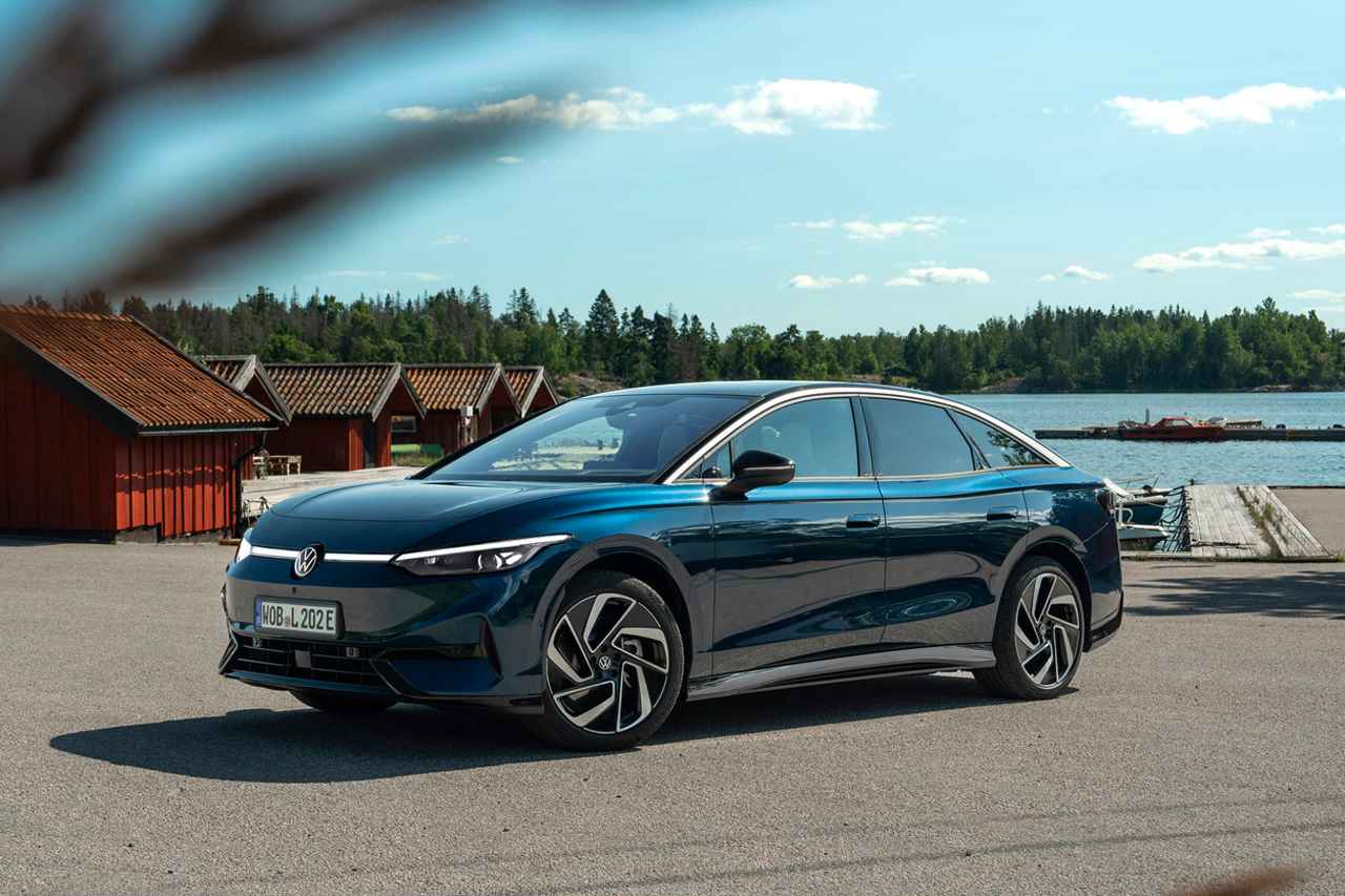 画像: 発売時はスロースタートだったフォルクスワーゲンのアッパーミドルセダンの「ID.7」は今年1〜4月に欧州で2万5000台を販売した。