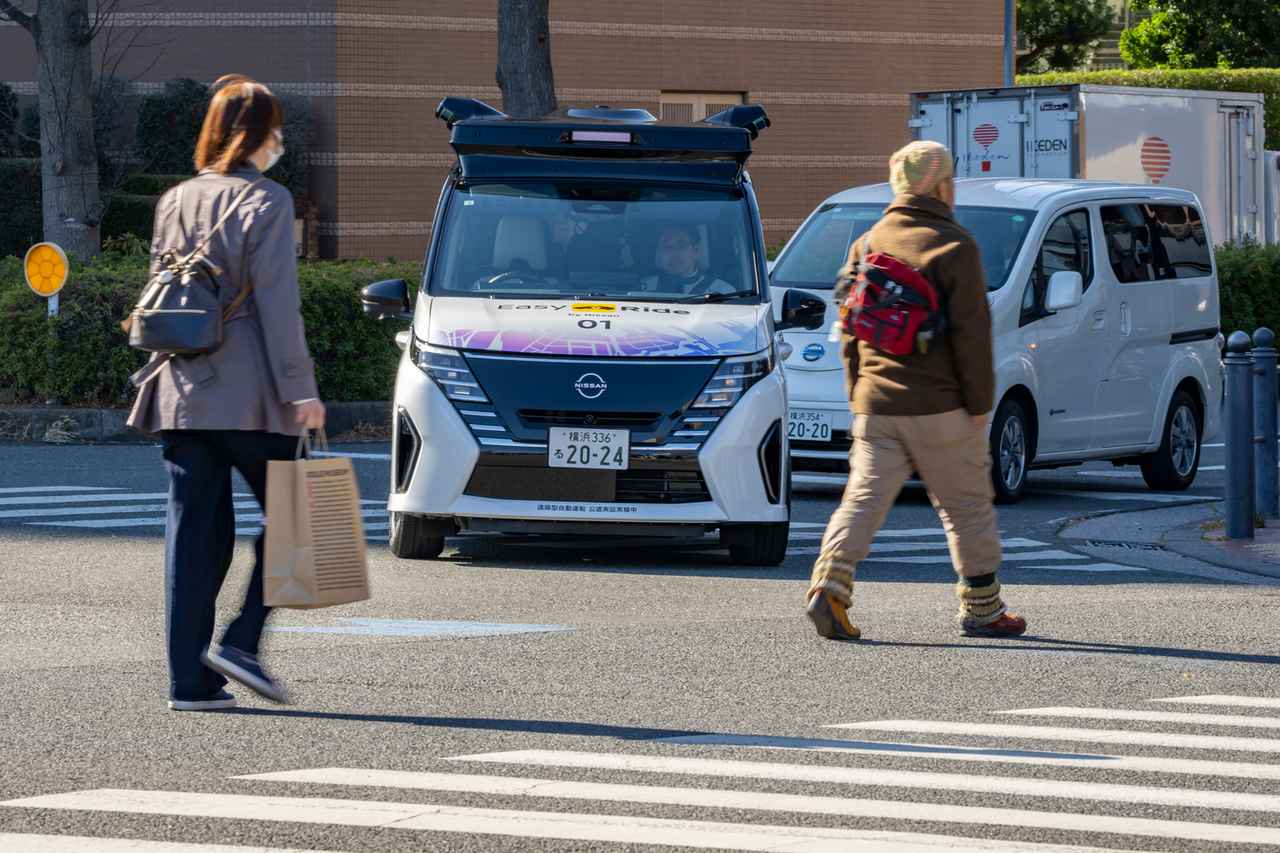 画像: 2025年3月には、自社開発による「ドライバーレス自動運転車」による公道走行実験を公開した日産自動車。2027年度内のサービスインをめざす。