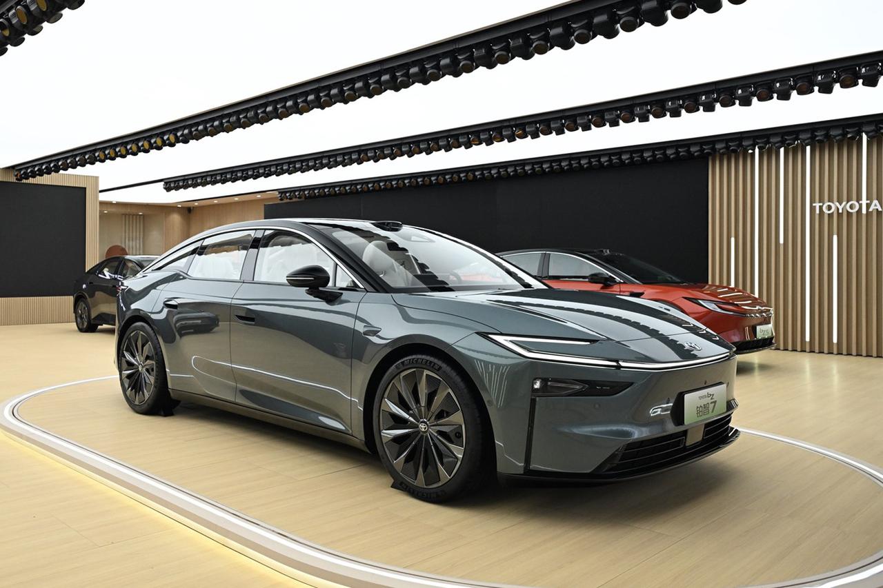 画像: 2026年の発売に向けて開発中のフラッグシップEVセダン「bZ7」。トヨタ初のHarmony OS搭載車になる。