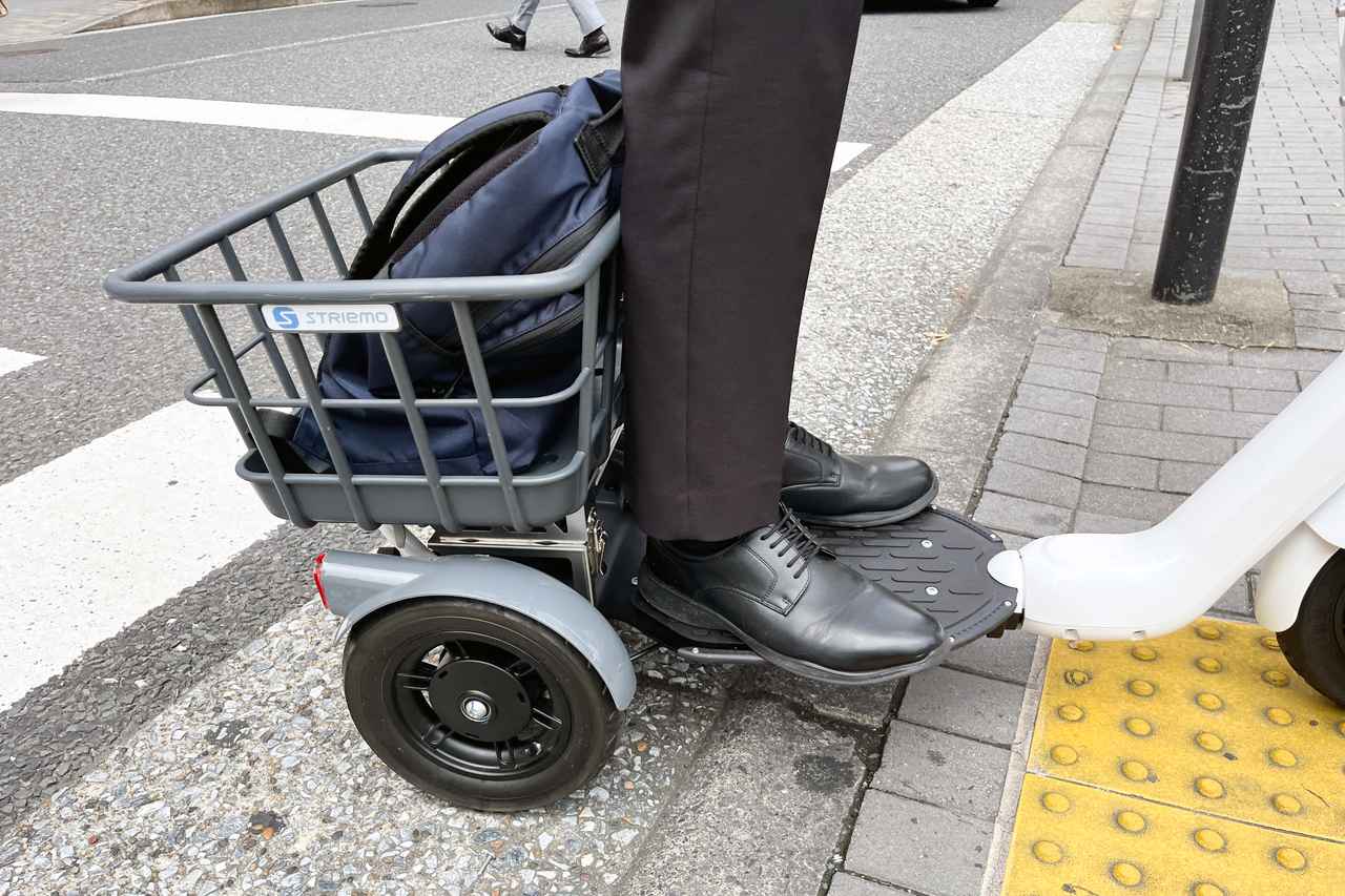 画像: ステップボードは幅広タイプであるため、足を前後にずらさなくても乗車可能だ。