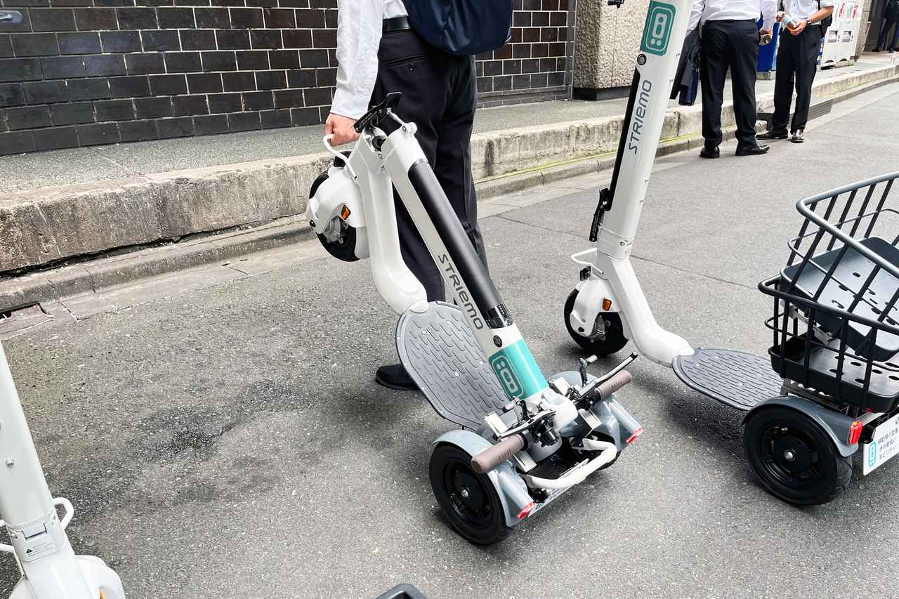 画像: 折りたたんだ状態では、持ち手をつかんでスーツケースのように引き歩きすると楽に持ち運べる。