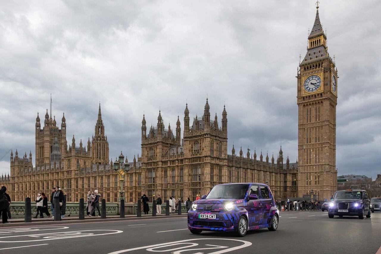 画像: ロンドンの街なかを走るプロトタイプ。給電口はフロントグリル内に設けられている。