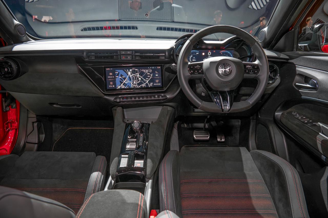 画像: AppleCarPlay/AndroidAutoを使用できる10.25インチセンターディスプレイは全グレードに標準装備される。