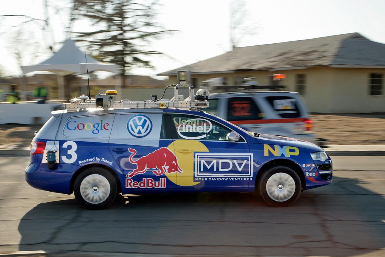 画像: DARPA主催の「アーバンチャレンジ」に出場したVW＆スタンフォード大学のJuniorは、当時1台1000万円といわれたLiDARを搭載した。ジョージエアフォース基地内を6時間走って順位はGM＆カーネギーメロン大学の「Boss」と僅差の2位だった。